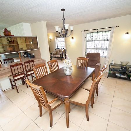Spacious 3-Bedroom Home - Regency Park 布里奇敦 外观 照片