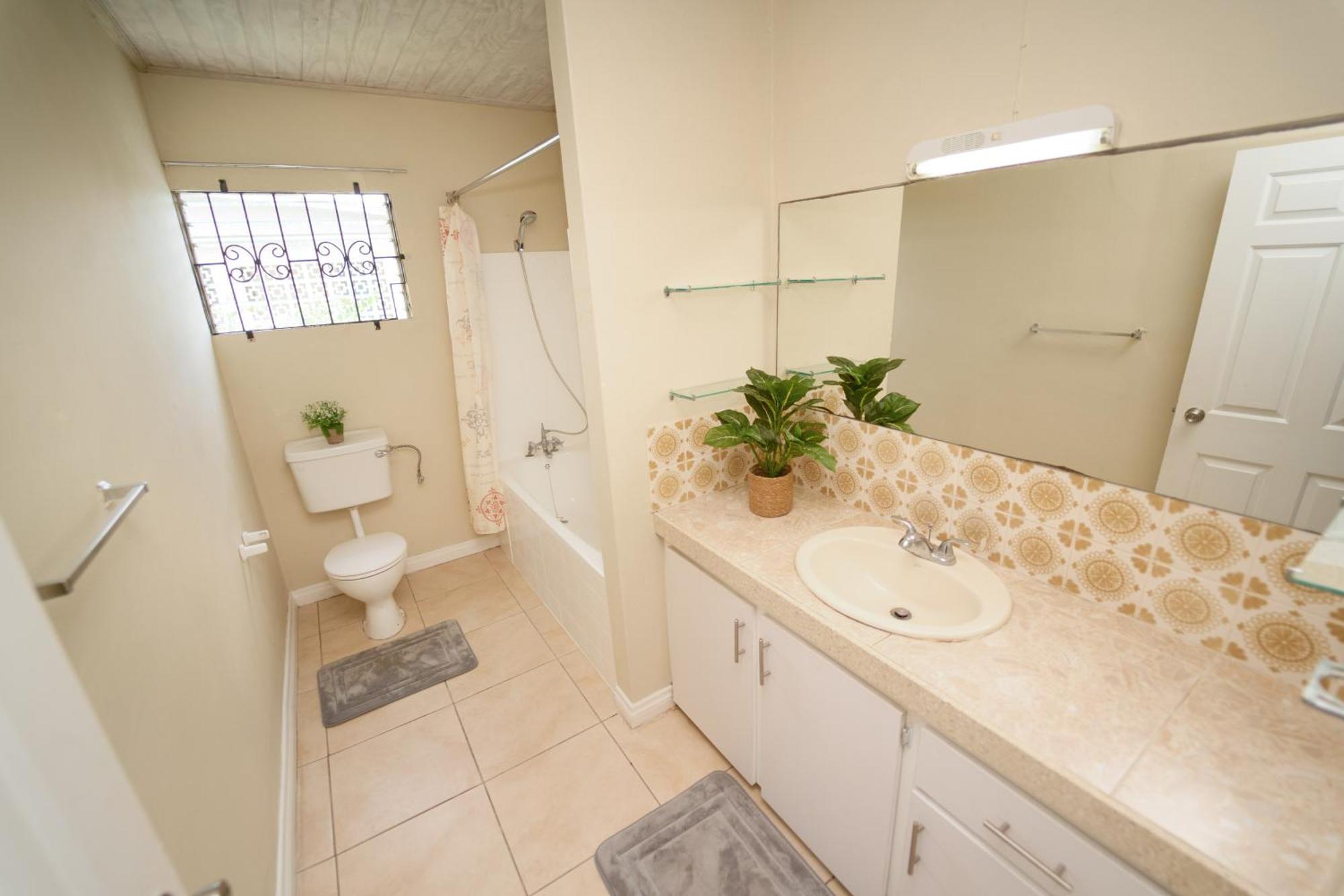 Spacious 3-Bedroom Home - Regency Park 布里奇敦 外观 照片