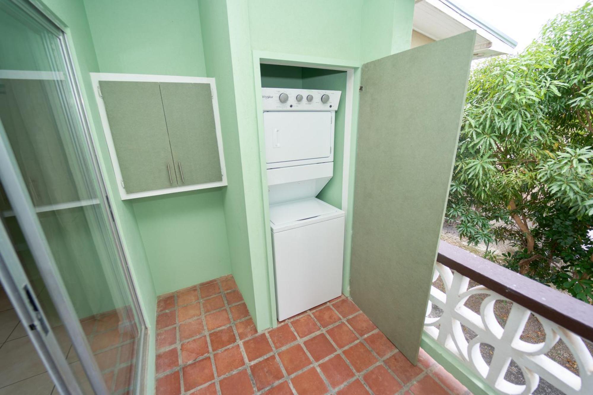 Spacious 3-Bedroom Home - Regency Park 布里奇敦 外观 照片