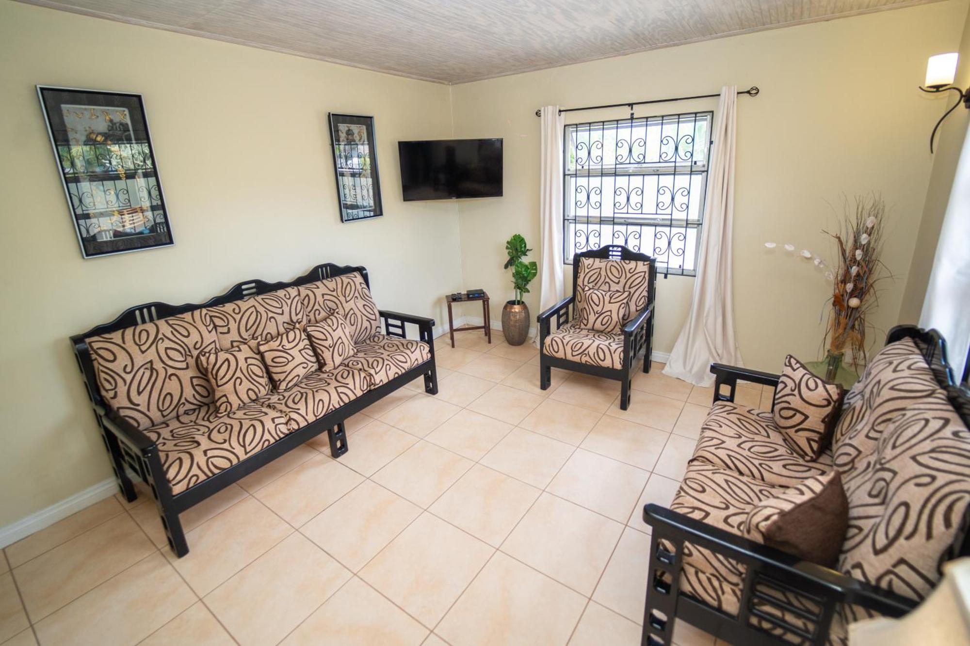 Spacious 3-Bedroom Home - Regency Park 布里奇敦 外观 照片